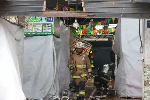 Bomberos controlan incendio en galería de artesanías del Cercado de Lima