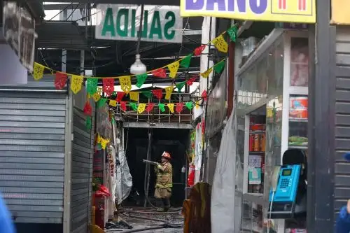 Bomberos controlan incendio en galería de artesanías del Cercado de Lima