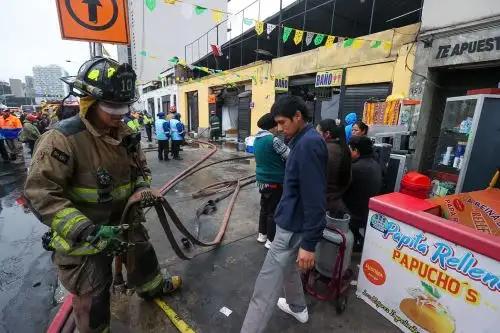 Incendio en el Centro de Lima: fuego consume Galería Artesanal de la avenida 28 de Julio.Foto: ANDINA/Juan Carlos Guzmán Negrini