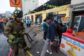 Incendio en el Centro de Lima: fuego consume Galería Artesanal de la avenida 28 de Julio.Foto: ANDINA/Juan Carlos Guzmán Negrini