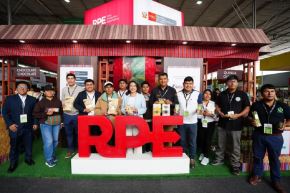 La viceministra de Comercio Exterior, Teresa Mera, con participantes de la Ruta Productiva Exportadora (RPE) en la feria Expoalimentaria 2025. Foto: Cortesía.