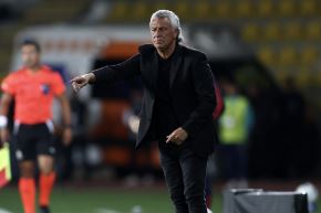 Néstor Gorosito, hace gestos durante el partido de fútbol de vuelta de los cuartos de final de la Copa Sudamericana entre la Universidad de Chile de Chile y Alianza Lima de Perú en el estadio Francisco Sánchez Rumoroso en Coquimbo. Foto: AFP