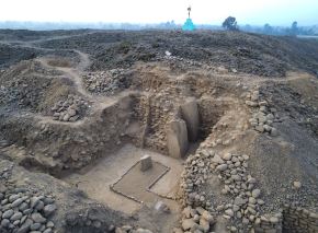 El arqueólogo peruano Christian Cancho halló el frontis y la entrada principal del atrio de un templo prehispánico de hace más de 4,000 años y que forman parte de un conjunto arquitectónico de monumentales dimensiones. Foto: Chirstian Cancho
