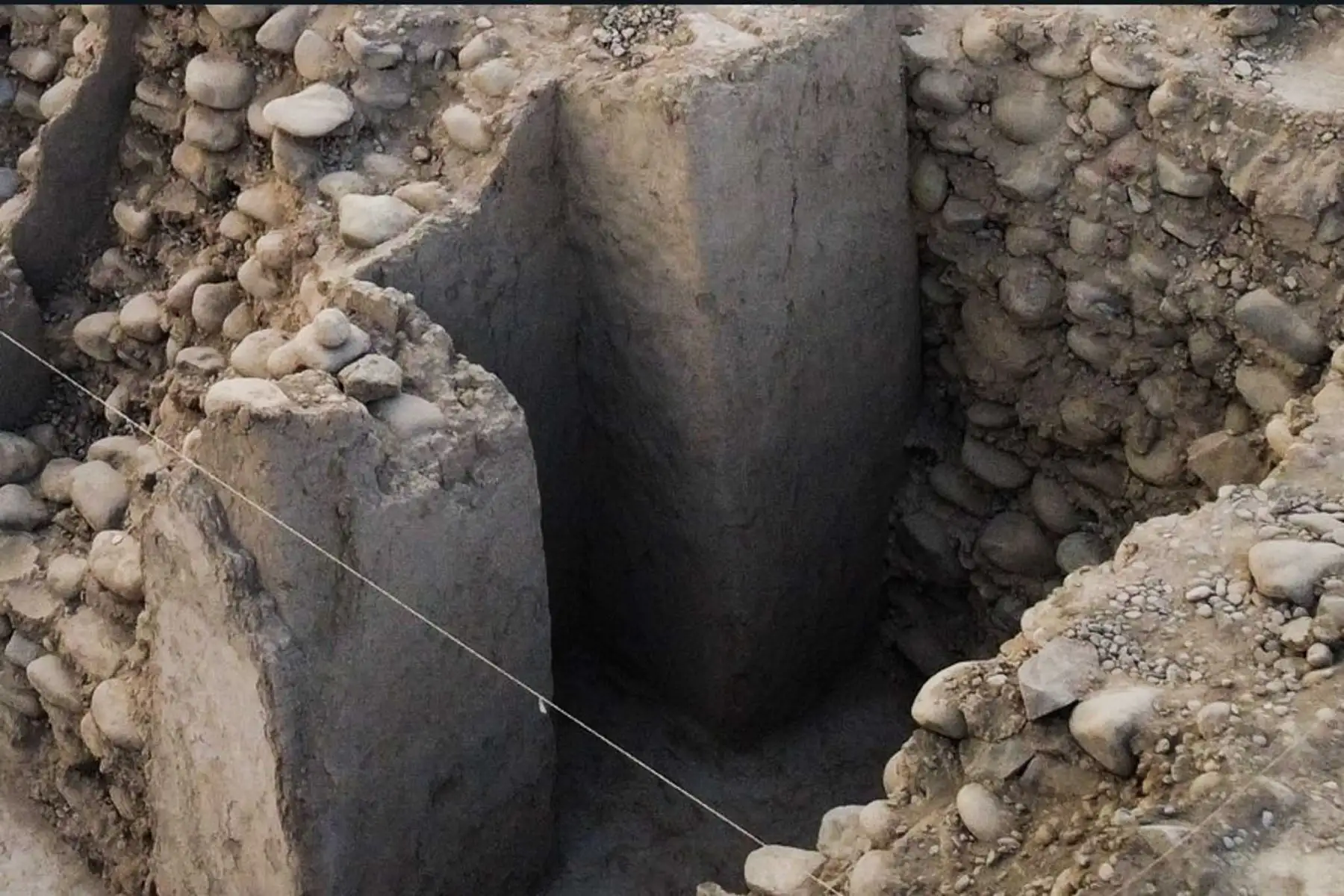 El arqueólogo Christian Cancho Ruiz descubrió el frontis y la entrada principal del atrio de un templo prehispánico que datan de hace más de 4,000 años de antigüedad y que forman parte de un conjunto arquitectónico de monumentales dimensiones. Foto: Cortesía/ Christian Cancho Ruiz