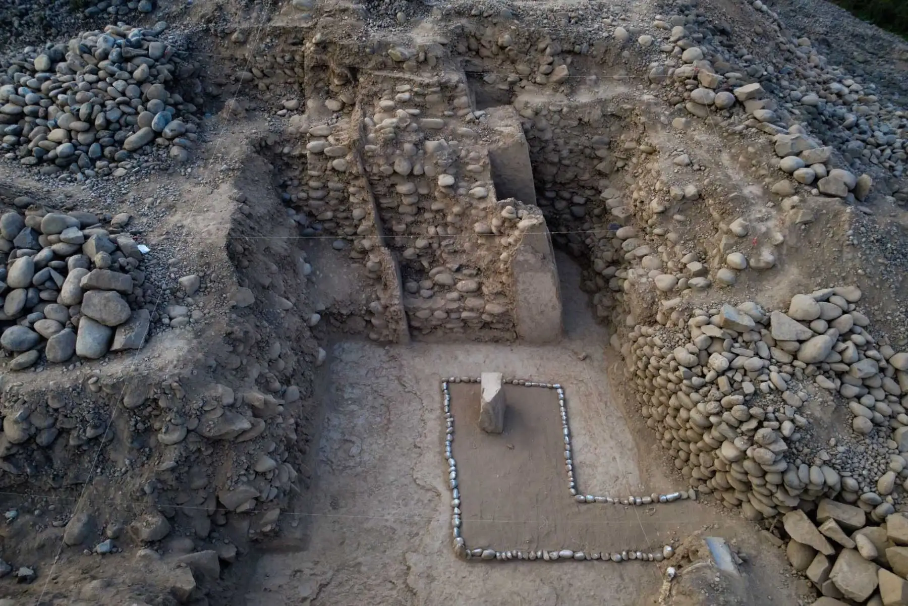 El arqueólogo Christian Cancho Ruiz descubrió el frontis y la entrada principal del atrio de un templo prehispánico que datan de hace más de 4,000 años de antigüedad y que forman parte de un conjunto arquitectónico de monumentales dimensiones. Foto: Cortesía/ Christian Cancho Ruiz