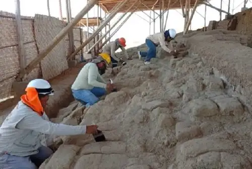 Arqueólogos de la Unidad Ejecutora 005 Naylamp Lambayeque (UE005). reanudaron los trabajos del proyecto de investigación arqueológica en la Huaca Bandera, ubicada en el distrito de Pacora, región Lambayeque. ANDINA/Difusión