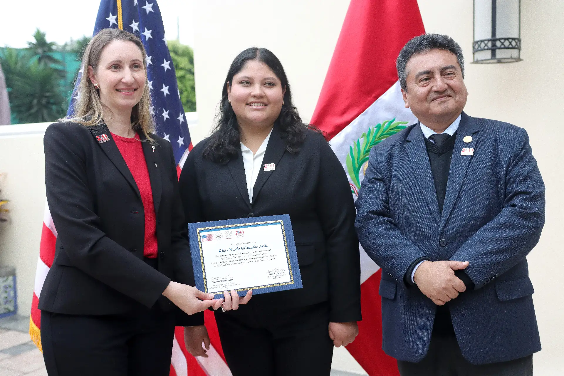 Se realizó la ceremonia de premiación a los ganadores del concurso "La Crónica del Bicentenario" en la Embajada de Estados Unidos en Perú, con la presencia del director del Diario El Peruano, Félix Paz, y Kritin Steward, Consejera para Asuntos de Prensa, Cultura y Educación de la Embajada de EEUU. Foto : ANDINA / Lino Chipana Obregón.