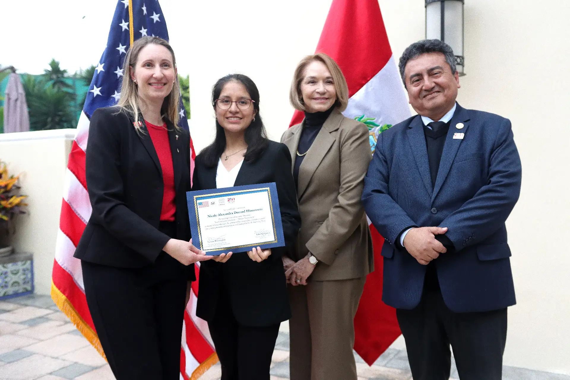 Se realizó la ceremonia de premiación a los ganadores del concurso "La Crónica del Bicentenario" en la Embajada de Estados Unidos en Perú, con la presencia del director del Diario El Peruano, Félix Paz, y Kritin Steward, Consejera para Asuntos de Prensa, Cultura y Educación de la Embajada de EEUU. Foto : ANDINA / Lino Chipana Obregón.