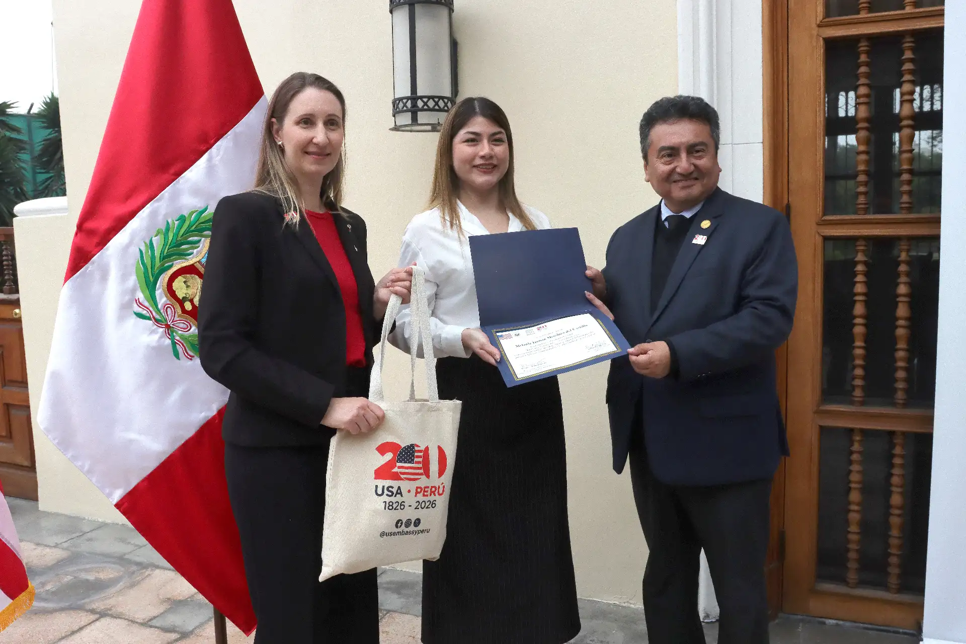 Se realizó la ceremonia de premiación a los ganadores del concurso "La Crónica del Bicentenario" en la Embajada de Estados Unidos en Perú, con la presencia del director del Diario El Peruano, Félix Paz, y Kritin Steward, Consejera para Asuntos de Prensa, Cultura y Educación de la Embajada de EEUU. Foto : ANDINA / Lino Chipana Obregón.