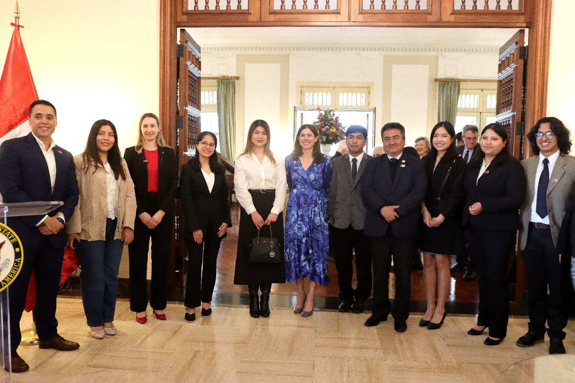 Se realizó la ceremonia de premiación a los ganadores del concurso "La Crónica del Bicentenario" en la Embajada de Estados Unidos en Perú, con la presencia del director del Diario El Peruano, Félix Paz, y Kritin Steward, Consejera para Asuntos de Prensa, Cultura y Educación de la Embajada de EEUU. Foto : ANDINA / Lino Chipana Obregón.