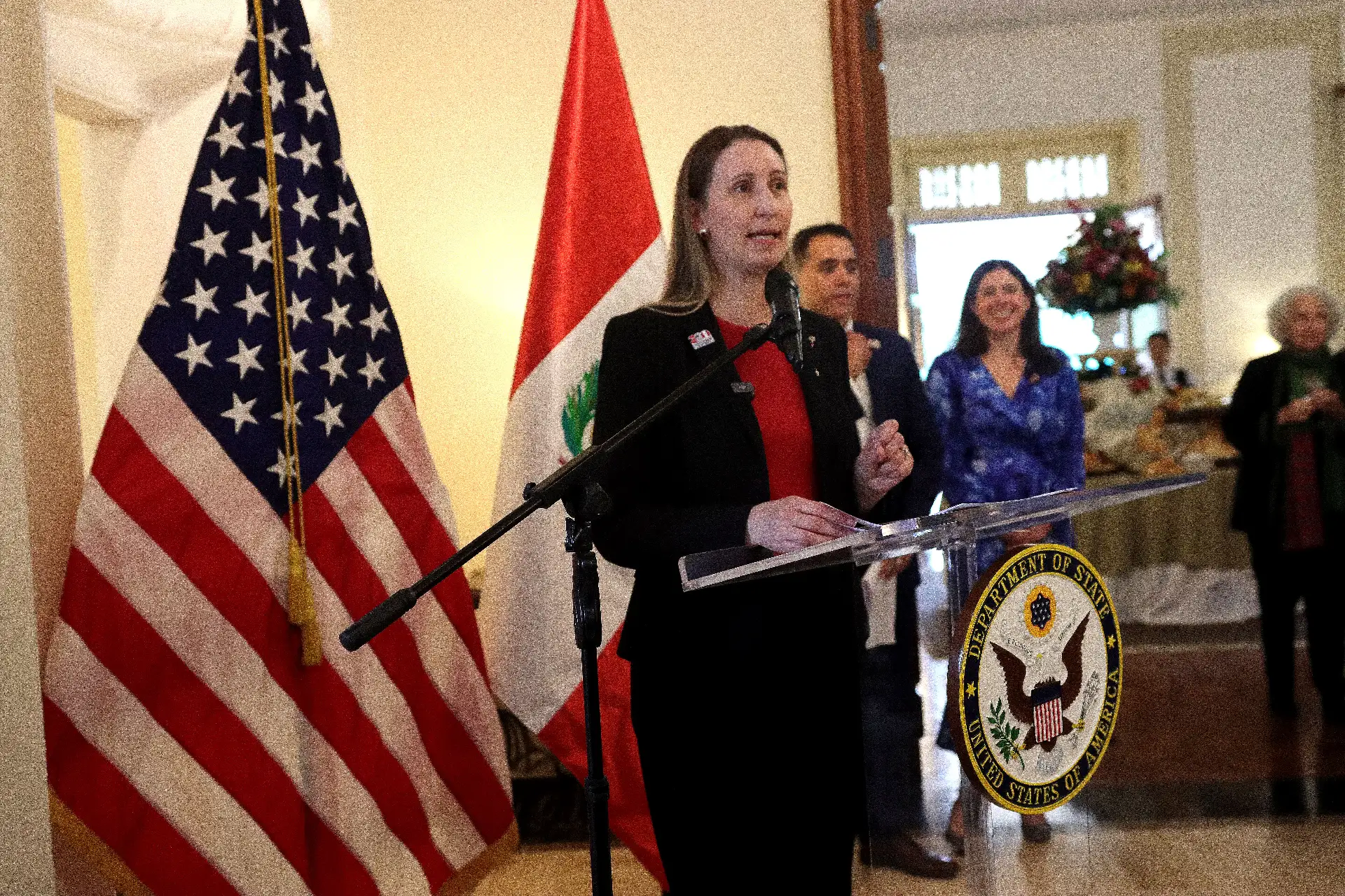 Se realizó la ceremonia de premiación a los ganadores del concurso "La Crónica del Bicentenario" en la Embajada de Estados Unidos en Perú, con la presencia del director del Diario El Peruano, Félix Paz, y Kritin Steward, Consejera para Asuntos de Prensa, Cultura y Educación de la Embajada de EEUU. Foto : ANDINA / Lino Chipana Obregón.