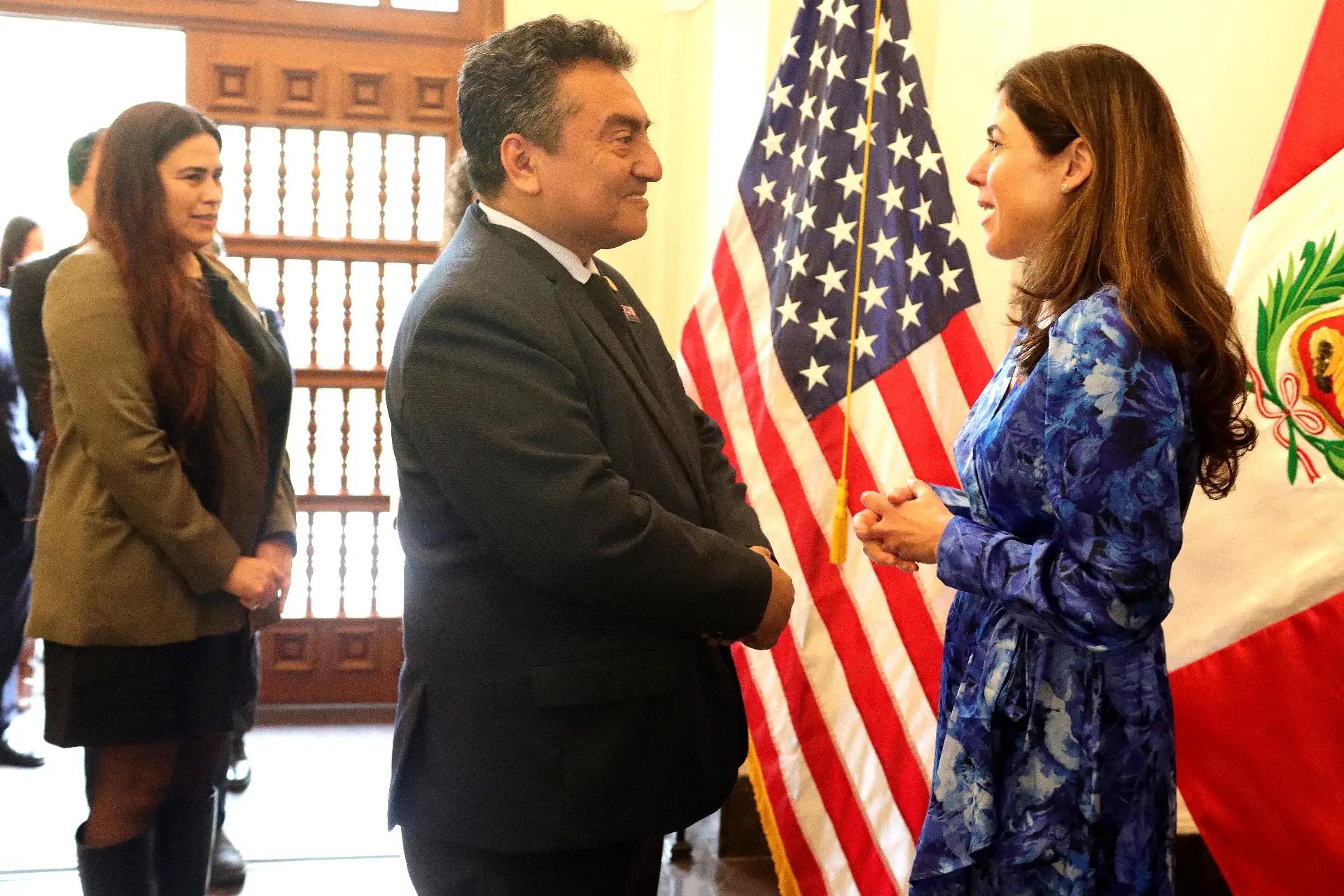 Se realizó la ceremonia de premiación a los ganadores del concurso "La Crónica del Bicentenario" en la Embajada de Estados Unidos en Perú, con la presencia del director del Diario El Peruano, Félix Paz, y Kritin Steward, Consejera para Asuntos de Prensa, Cultura y Educación de la Embajada de EEUU. Foto : ANDINA / Lino Chipana Obregón.