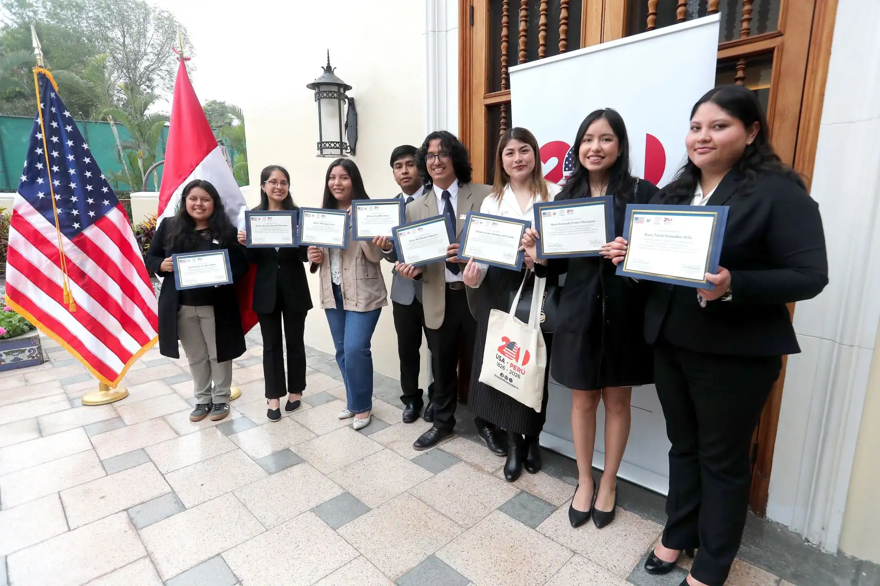 Se realizó la ceremonia de premiación a los ganadores del concurso "La Crónica del Bicentenario" en la Embajada de Estados Unidos en Perú, con la presencia del director del Diario El Peruano, Félix Paz, y Kritin Steward, Consejera para Asuntos de Prensa, Cultura y Educación de la Embajada de EEUU. Foto : ANDINA / Lino Chipana Obregón.