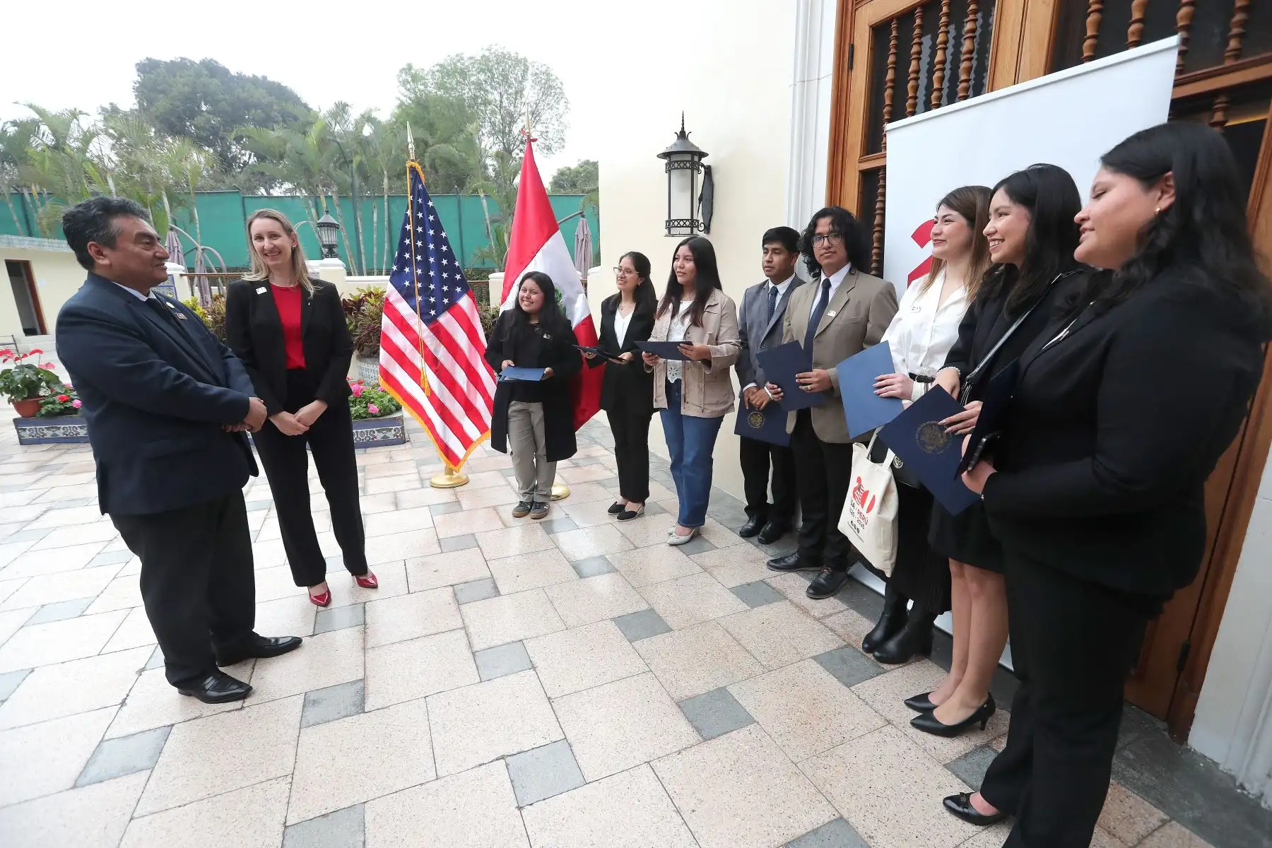 Se realizó la ceremonia de premiación a los ganadores del concurso "La Crónica del Bicentenario" en la Embajada de Estados Unidos en Perú, con la presencia del director del Diario El Peruano, Félix Paz, y Kritin Steward, Consejera para Asuntos de Prensa, Cultura y Educación de la Embajada de EEUU. Foto : ANDINA / Lino Chipana Obregón.