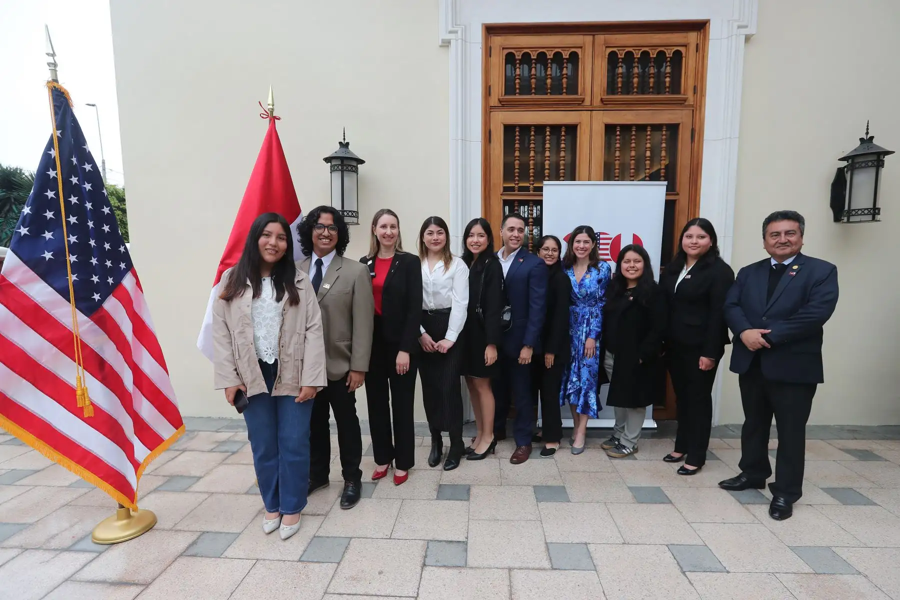 Se realizó la ceremonia de premiación a los ganadores del concurso "La Crónica del Bicentenario" en la Embajada de Estados Unidos en Perú, con la presencia del director del Diario El Peruano, Félix Paz, y Kritin Steward, Consejera para Asuntos de Prensa, Cultura y Educación de la Embajada de EEUU. Foto : ANDINA / Lino Chipana Obregón.