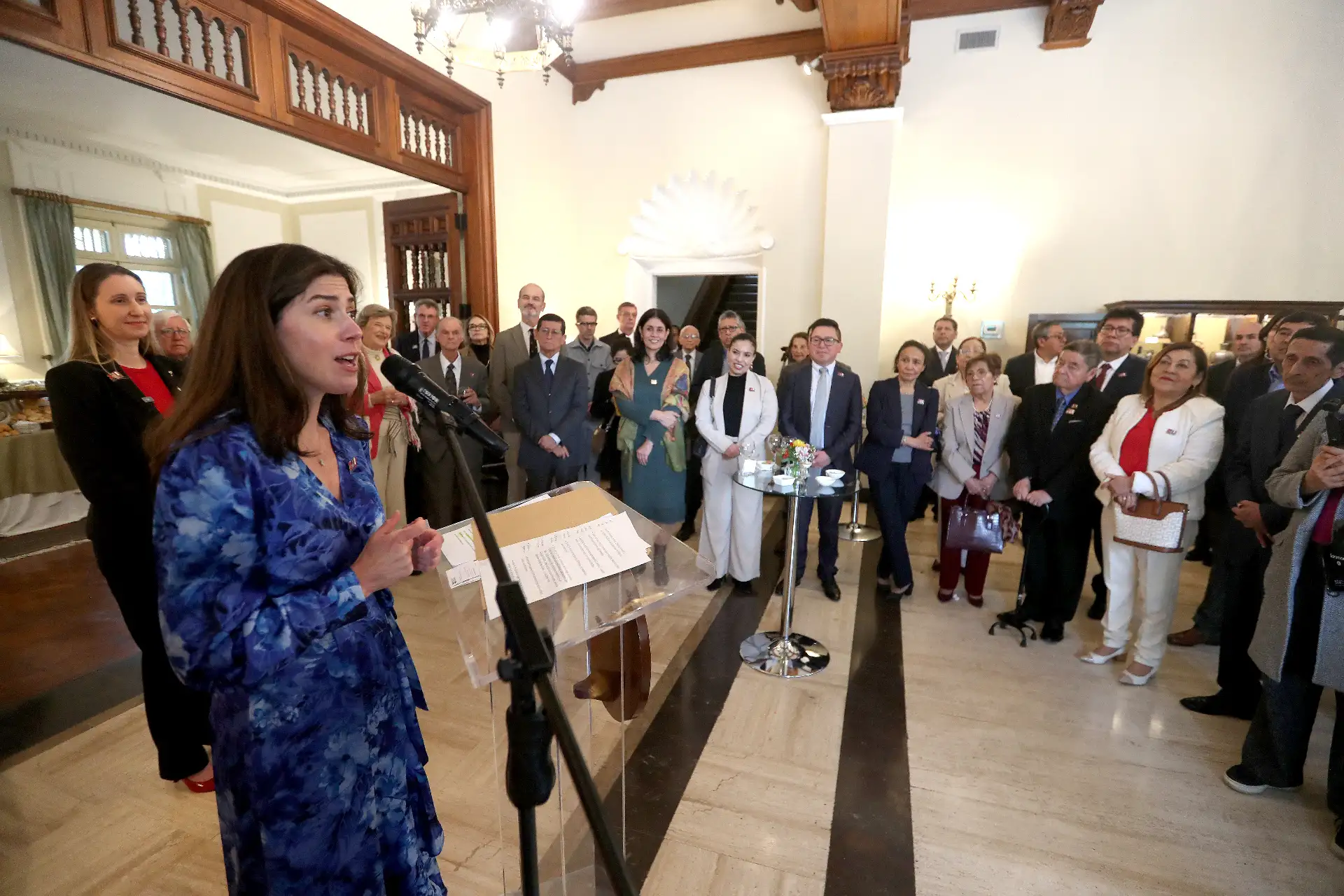 Se realizó la ceremonia de premiación a los ganadores del concurso "La Crónica del Bicentenario" en la Embajada de Estados Unidos en Perú, con la presencia del director del Diario El Peruano, Félix Paz, y Kritin Steward, Consejera para Asuntos de Prensa, Cultura y Educación de la Embajada de EEUU. Foto : ANDINA / Lino Chipana Obregón.