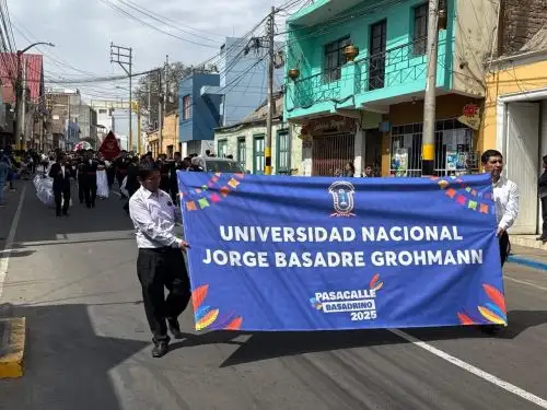 Con un vistoso pasacalle, estudiantes y docentes de la Universidad Nacional Jorge Basadre de Tacna celebran el aniversario de creación de esa casa de estudios. ANDINA/Difusión