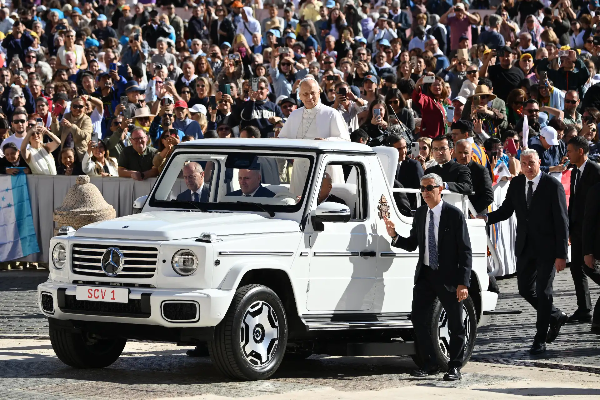 El Papa León XIV llega a la audiencia jubilar de los catequistas en la plaza de San Pedro del Vaticano.
Foto: AFP