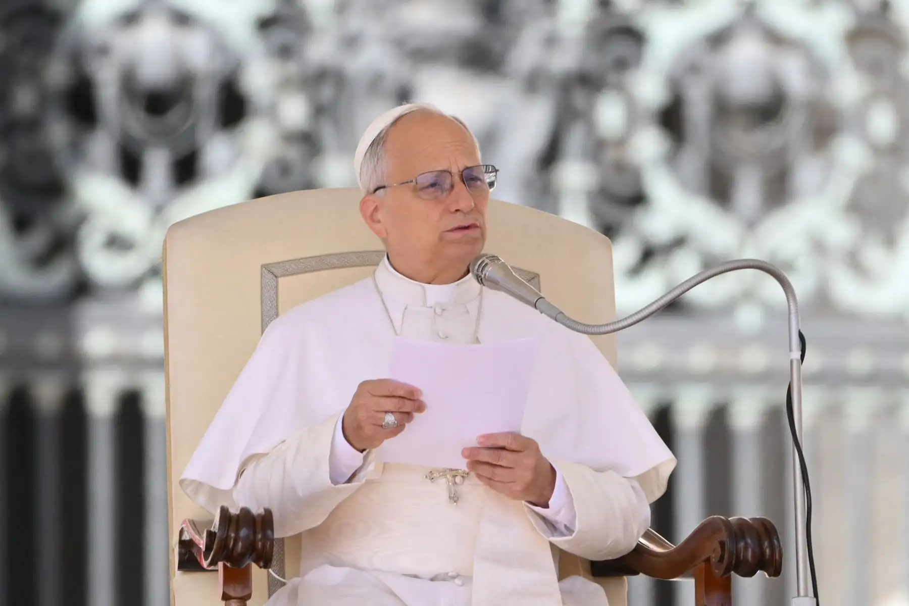 El Papa León XIV llega a la audiencia jubilar de los catequistas en la plaza de San Pedro del Vaticano.
Foto: AFP