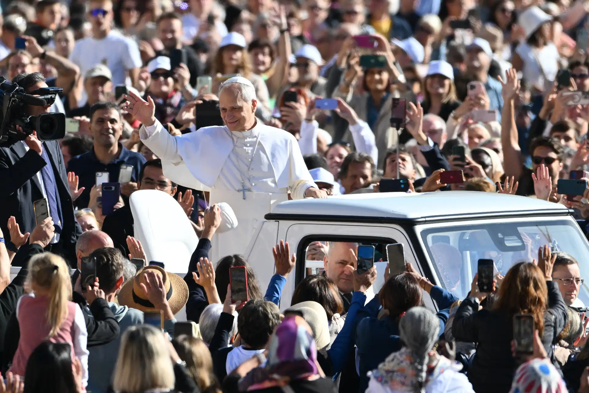 El Papa León XIV llega a la audiencia jubilar de los catequistas en la plaza de San Pedro del Vaticano.
Foto: AFP