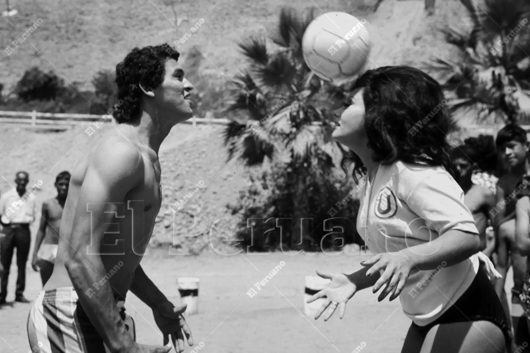 Lima - Década 1970  / El futbolista Héctor Bailetti y la actriz Camucha Negrete en una producción especial para el diario La Crónica. Foto: Archivo Histórico de El Peruano