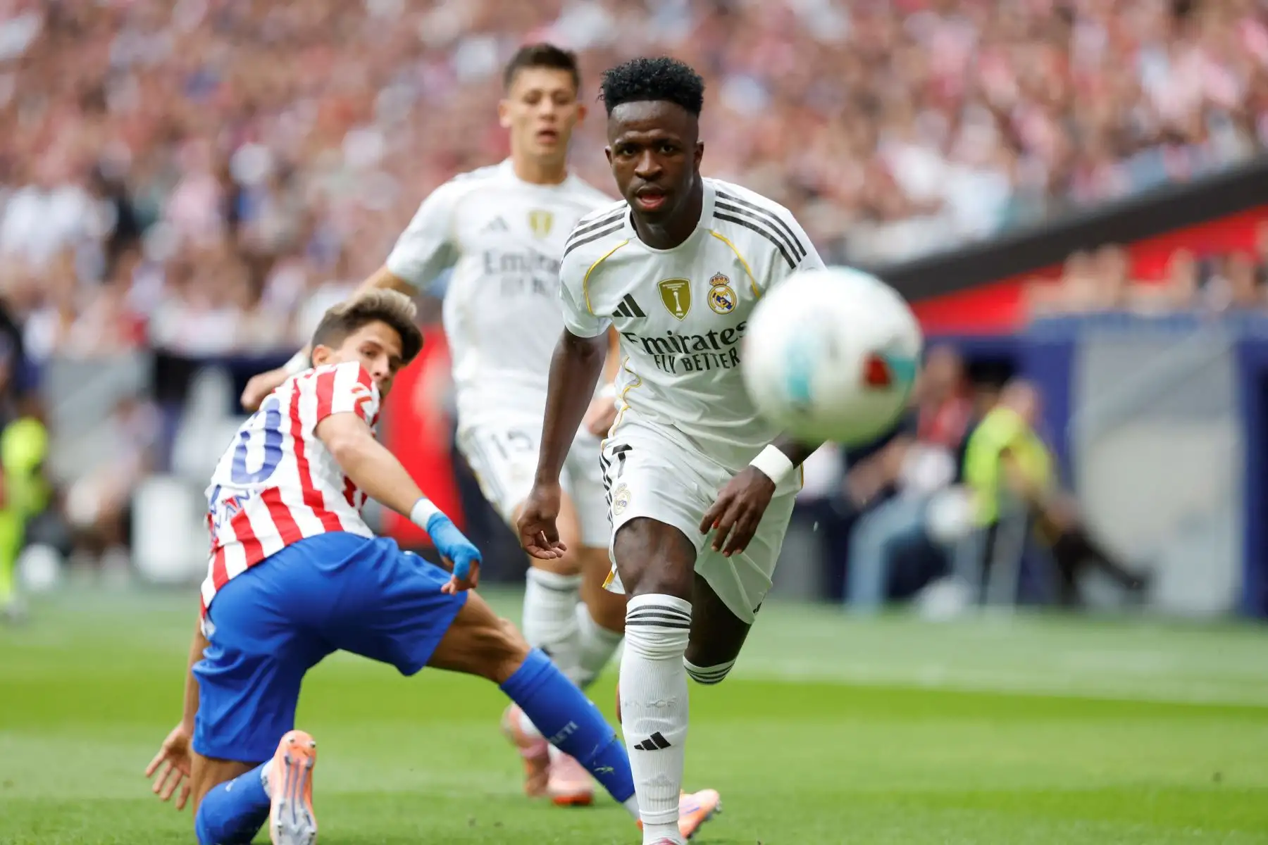 El defensa español del Atlético de Madrid, Robin Le Normand, marca el primer gol de su equipo durante el partido de la liga española entre el Club Atlético de Madrid y el Real Madrid CF en el estadio Metropolitano de Madrid.
Foto: AFP