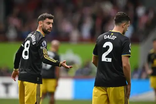 El centrocampista portugués #08 del Manchester United, Bruno Fernandes (izq.), hace un gesto al defensa portugués #02 del Manchester United, Diogo Dalot (der.), después de conceder su segundo gol durante el partido de la Premier League inglesa entre Brentford y Manchester United en el Gtech Community Stadium en Londres. Foto: AFP