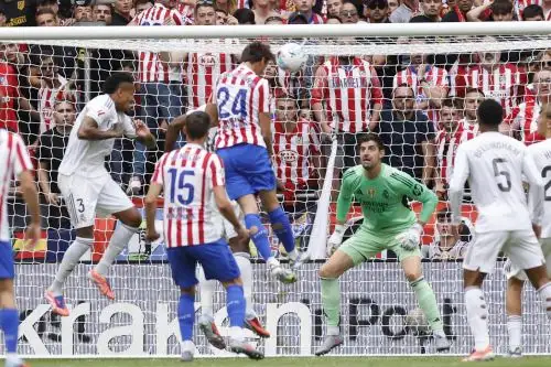Atlético de Madrid juega ante Real Madrid durante el partido de fútbol de la liga española