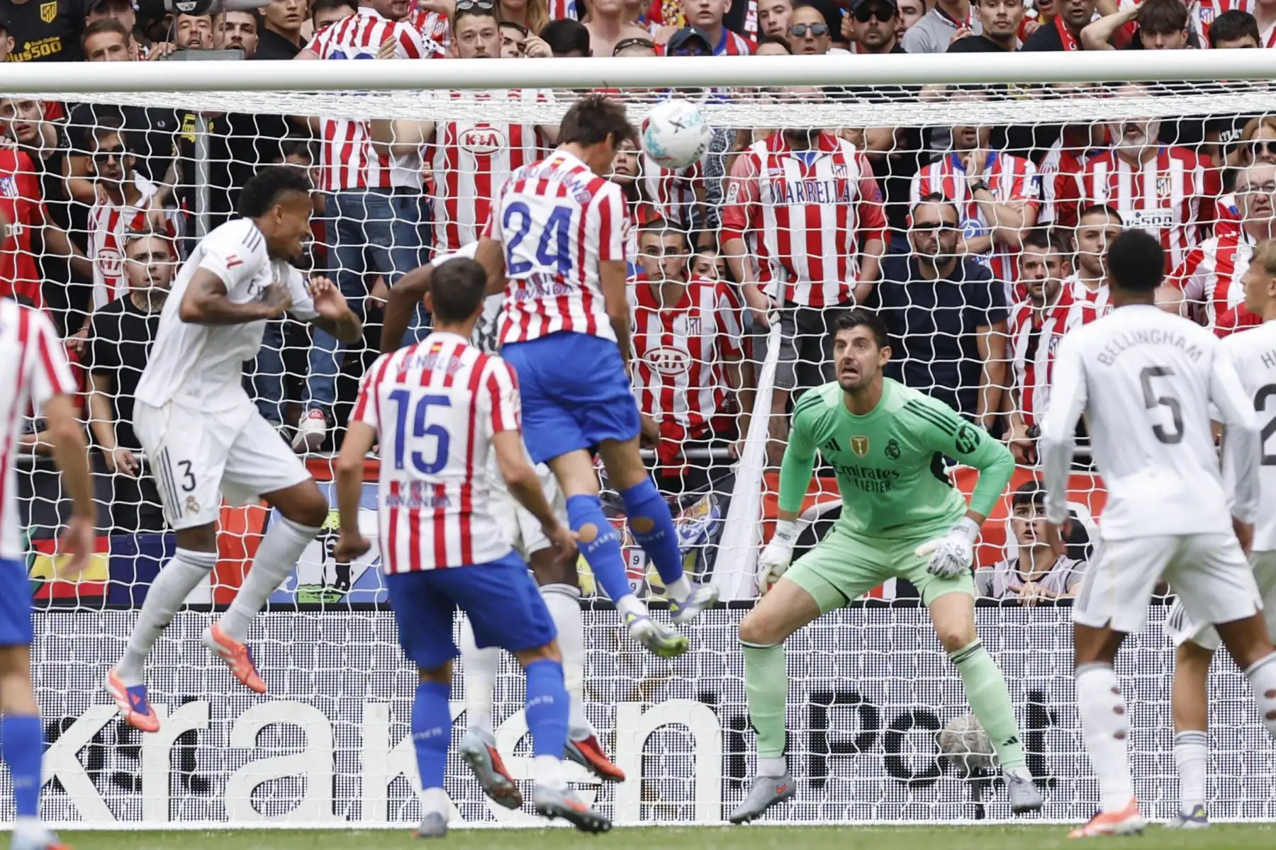 El defensa español del Atlético de Madrid, Robin Le Normand, marca el primer gol de su equipo a pesar del portero belga del Real Madrid, Thibaut Courtois, durante el partido de fútbol de la liga española entre el Club Atlético de Madrid y el Real Madrid CF en el estadio Metropolitano de Madrid.
Foto: AFP