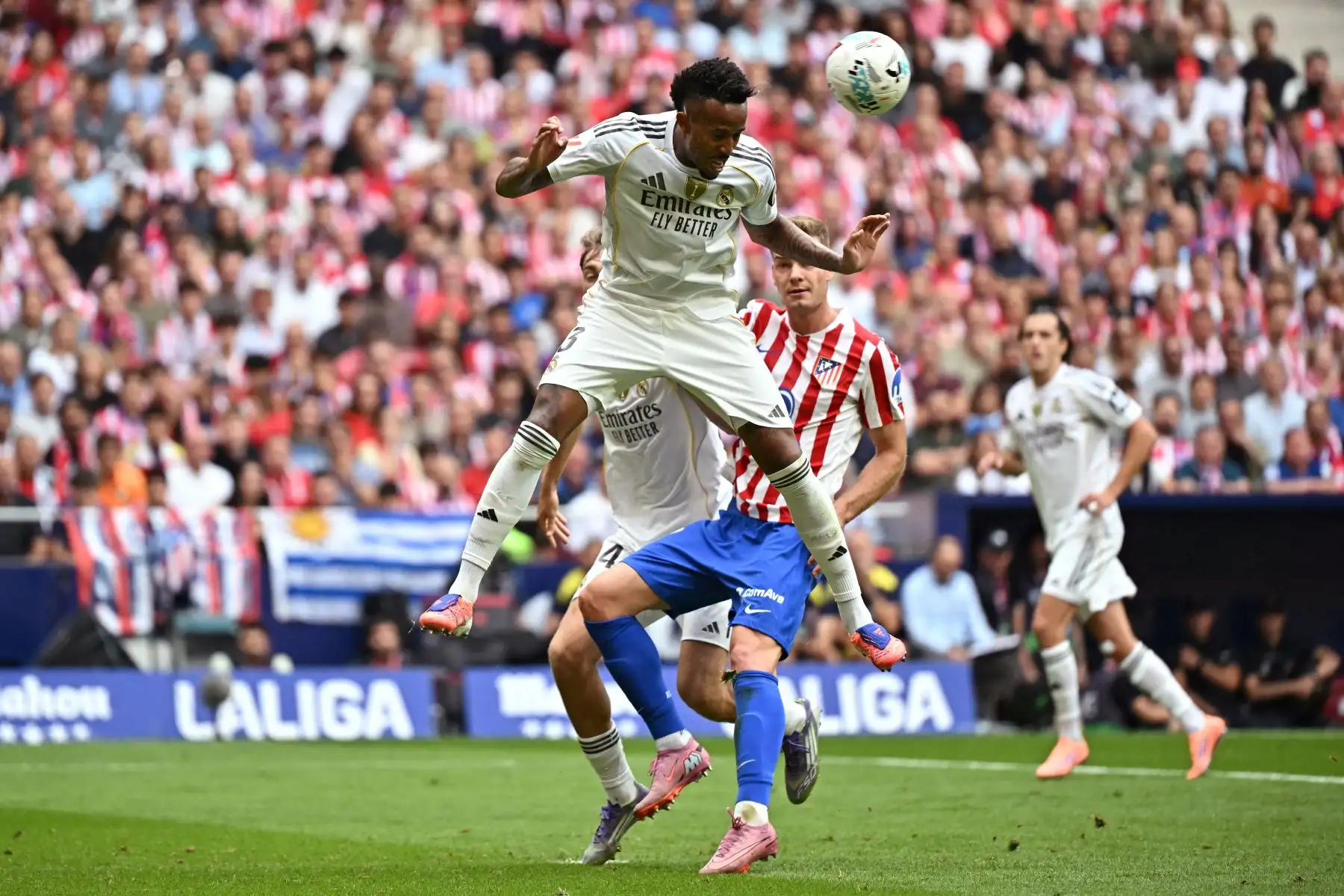 El defensa brasileño del Real Madrid, Eder Militao, cabecea el balón durante el partido de la liga española entre el Club Atlético de Madrid y el Real Madrid CF en el estadio Metropolitano de Madrid.
Foto: AFP