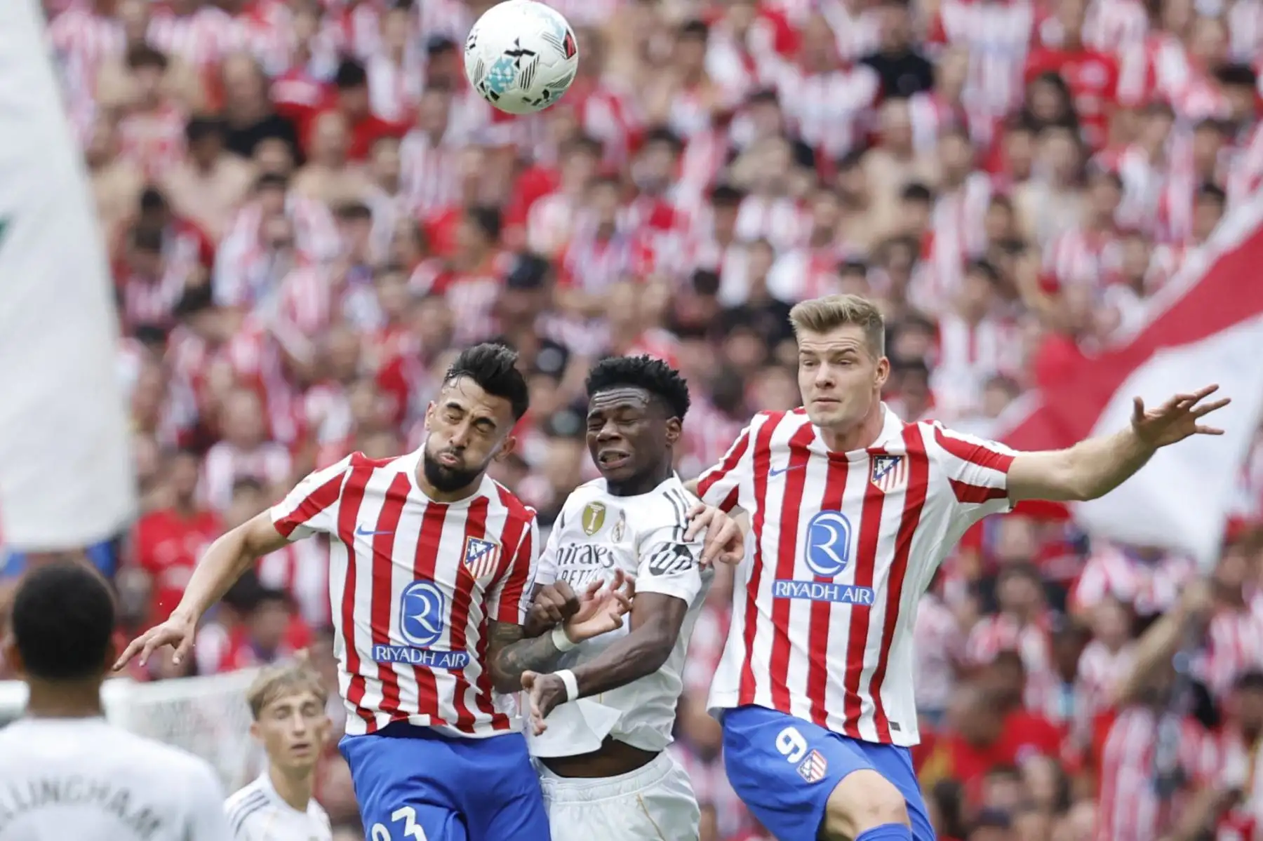 El centrocampista francés del Real Madrid , Aurelien Tchouameni, el centrocampista argentino del Atlético de Madrid, Nico González y el delantero noruego del Atlético de Madrid , Alexander Sorloth compiten por un cabezazo durante el partido de fútbol de la liga española entre el Club Atlético de Madrid y el Real Madrid CF en el estadio Metropolitano de Madrid.
Foto: AFP