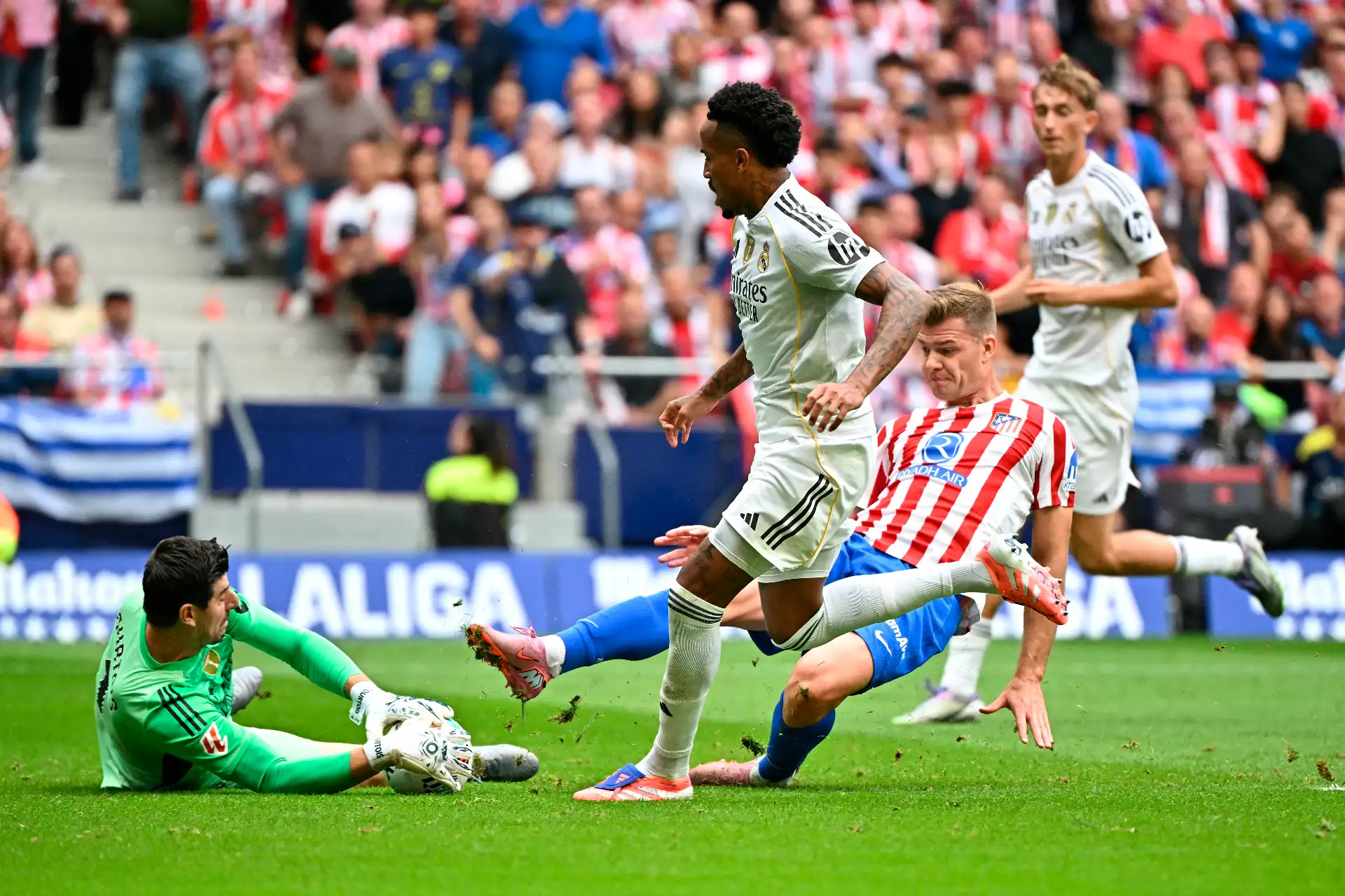 El delantero noruego del Atlético de Madrid  Alexander Sorloth desafía al portero belga del Real Madrid Thibaut Courtois durante el partido de la liga española entre el Club Atlético de Madrid y el Real Madrid CF en el estadio Metropolitano de Madrid.
Foto: AFP