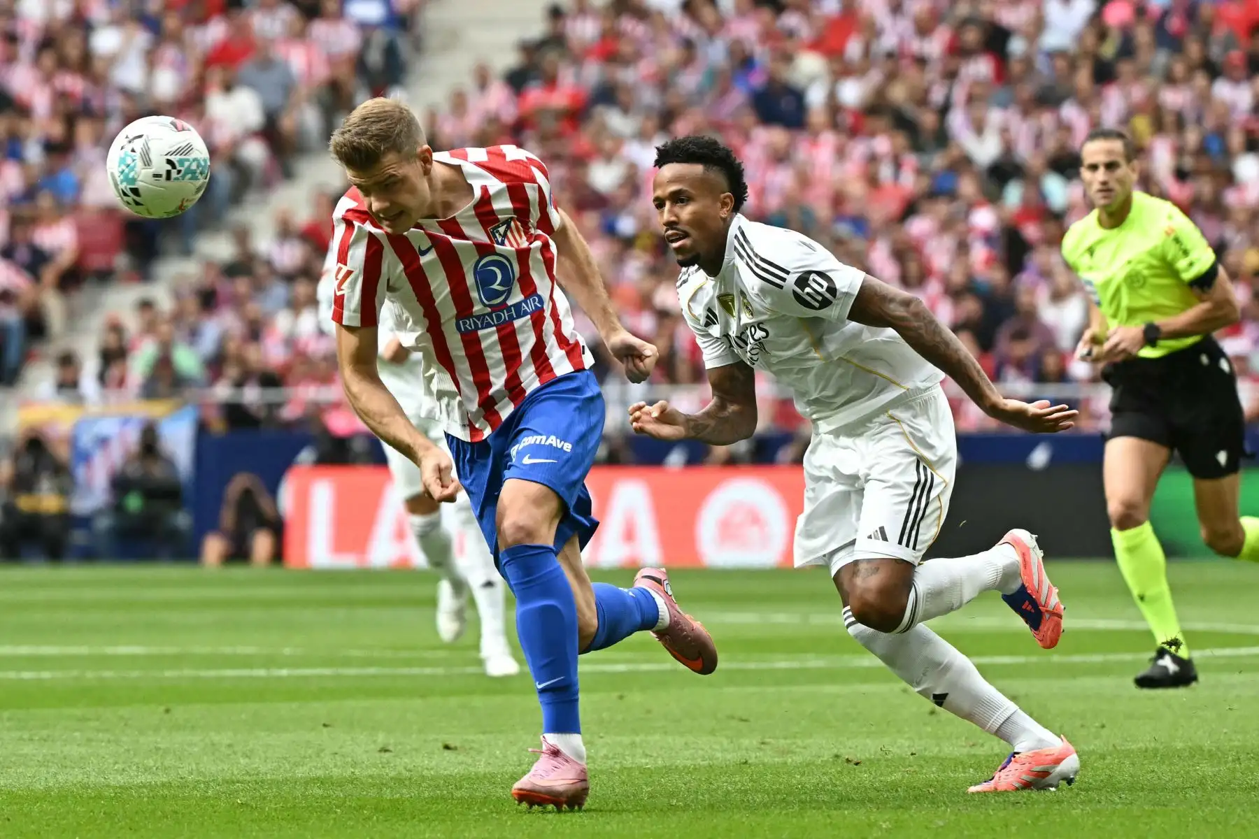 El delantero noruego  del Atlético de Madrid, Alexander Sorloth, lucha por el balón con el defensa brasileño del Real Madrid, Eder Militao, durante el partido de la liga española entre el Club Atlético de Madrid y el Real Madrid CF en el estadio Metropolitano de Madrid.
Foto: AFP