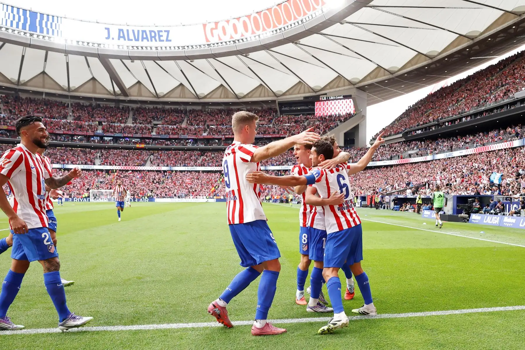 El delantero argentino del Atlético de Madrid, Julián Álvarez , celebra con sus compañeros el tercer gol de su equipo desde el punto de penalti durante el partido de la liga española entre el Club Atlético de Madrid y el Real Madrid CF en el estadio Metropolitano de Madrid.
Foto: AFP