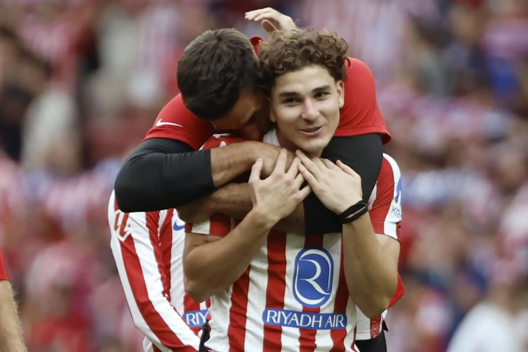 El delantero del Atlético de Madrid Julián Álvarez celebra durante el partido de LaLiga entre el Real Madrid y el Atlético de Madrid que se disputa en el estadio Riyadh Air Metropolitano.
Foto: EFE