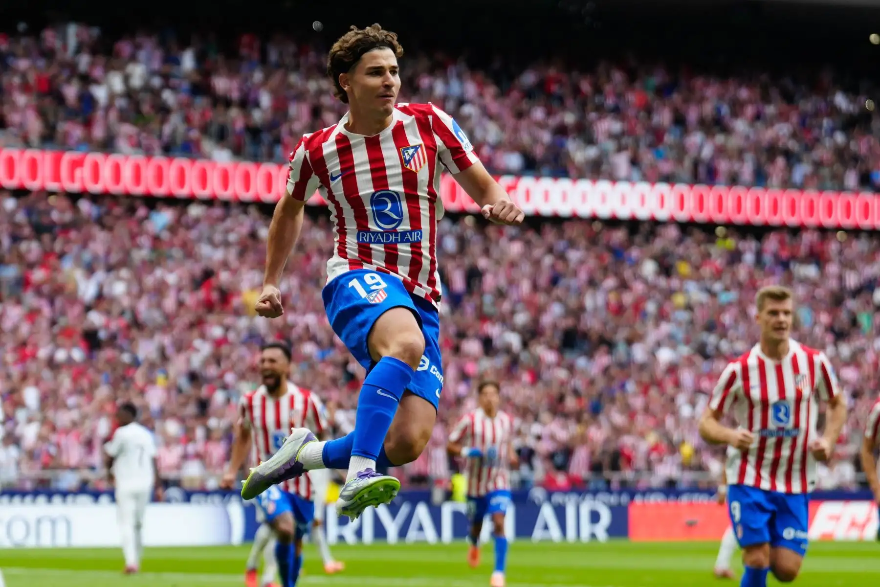 El delantero del Atlético de Madrid Julián Álvarez celebra el gol de penalti durante el partido de LaLiga EA Sports entre el Real Madrid y el Atlético de Madrid, que se disputa en el estadio Riyadh Air Metropolitano.
Foto: EFE