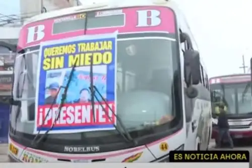 Decenas de transportistas de diferentes empresas tomaron distintas vías de Lima, con dirección al Congreso de la República, para exigir a las autoridades medidas concretas para terminar con las extorsiones y el sicariato. Captura TV