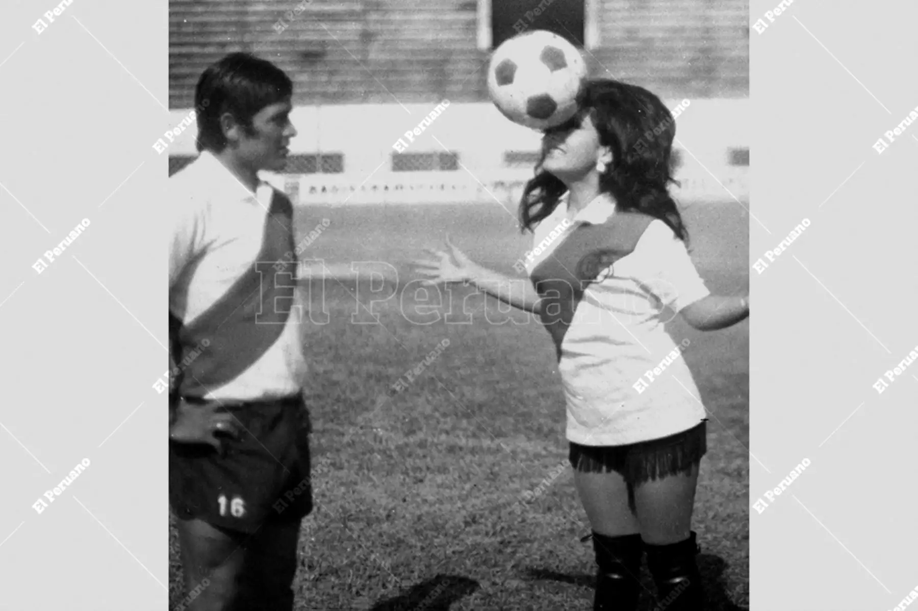 Lima - 17 julio 1971 / El mundialista Hugo Sotil, crack del Deportivo Municipal, junto a la actriz Camucha Negrete durante una producción especial para el diario La Crónica. Foto: Archivo Histórico de El Peruano