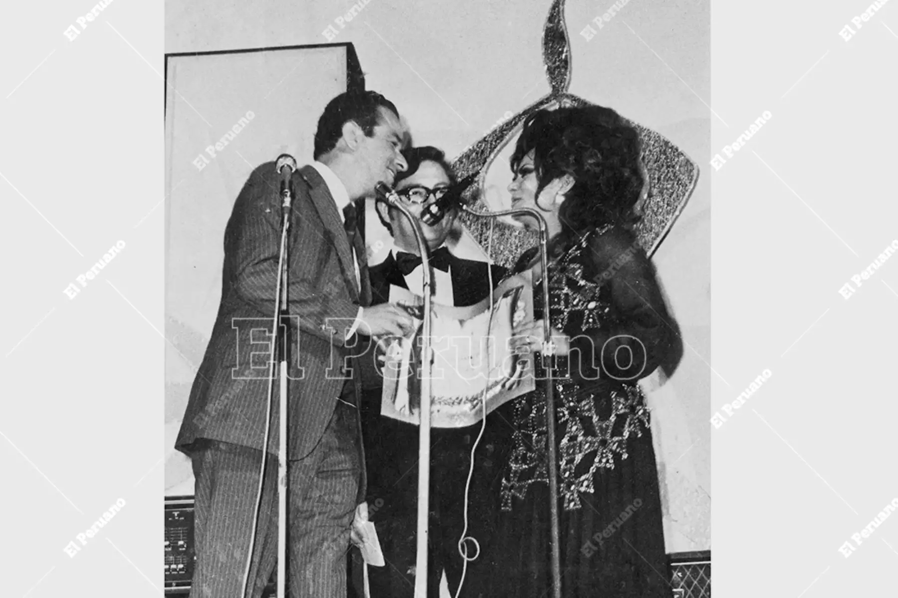Lima - 2 de mayo 1971 / La actriz Camucha Negrete le entrega un diploma a Guillermo Bonilla, propietario de "El Chalán", en la ceremonia de premiación del Circulo de Cronistas del Espectáculo (CIRCE). Foto: Archivo Histórico de El Peruano