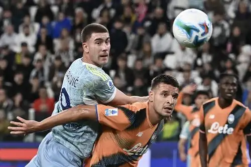 El delantero serbio #09 de la Juventus, Dusan Vlahovic (izq.), lucha por el balón con el defensa albanés #19 del Atalanta, Berat Djimsiti, durante el partido de la Serie A italiana entre la Juventus FC y el Atalanta en el estadio Allianz de Turín. Foto: AFP