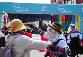 En un ambiente festivo se inauguró en Huancayo la feria de viajes "Vívelo en el Centro del Perú", donde ocho regiones del centro país presentan sus mejores ofertas turísticas. La feria se realiza en la emblemática plaza Huamanmarca. ANDINA/Difusión