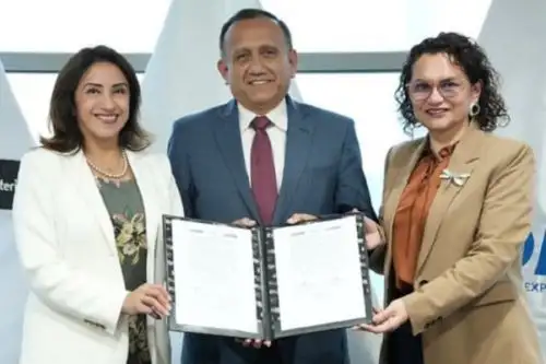 Vviceministra de Comercio Exterior, Teresa Mera, el presidente de Adex, César Tello y la viceministra de Políticas y Supervisión del Desarrollo Agrario, firrmaron el convenio para fortalecer las agroexportaciones a Europa. Foto: Cortesía.
