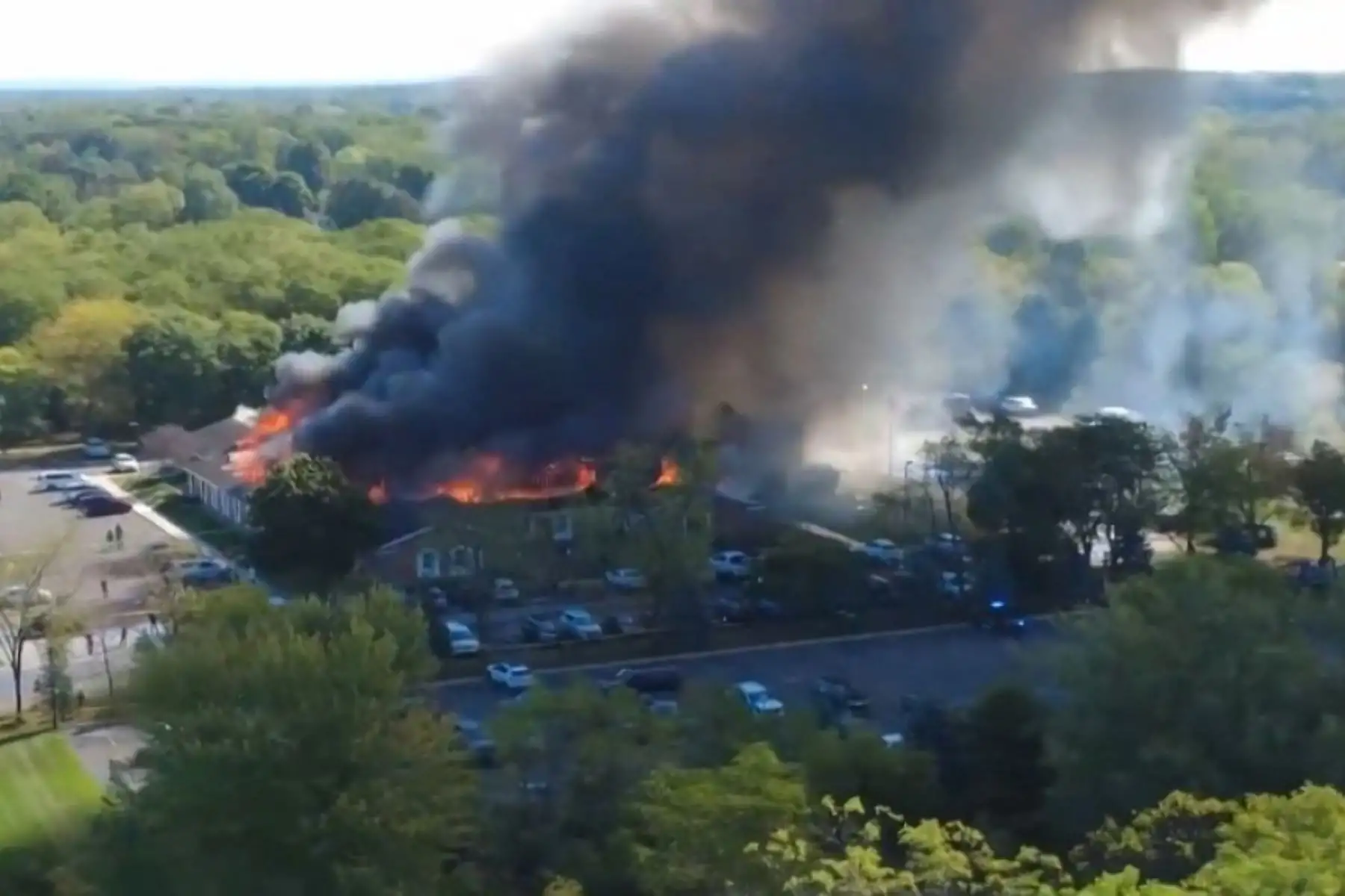 Esta captura de pantalla de una grabación de dron de UGC, muestra un incendio en una Iglesia de Jesucristo de los Santos de los Últimos Días en el municipio de Grand Blanc, Michigan.
Foto: AFP