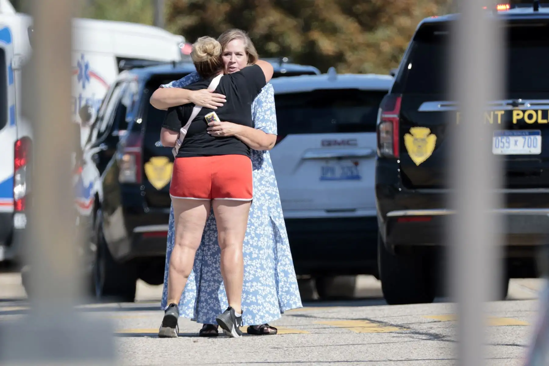 Personas se abrazan cerca del lugar de un tiroteo en una iglesia en Grand Blanc, Michigan. Una persona murió y varias resultaron heridas el domingo después de que un tirador atacara una iglesia mormona en el estado estadounidense de Michigan, donde el edificio también fue incendiado, informaron las autoridades.
Foto: AFP