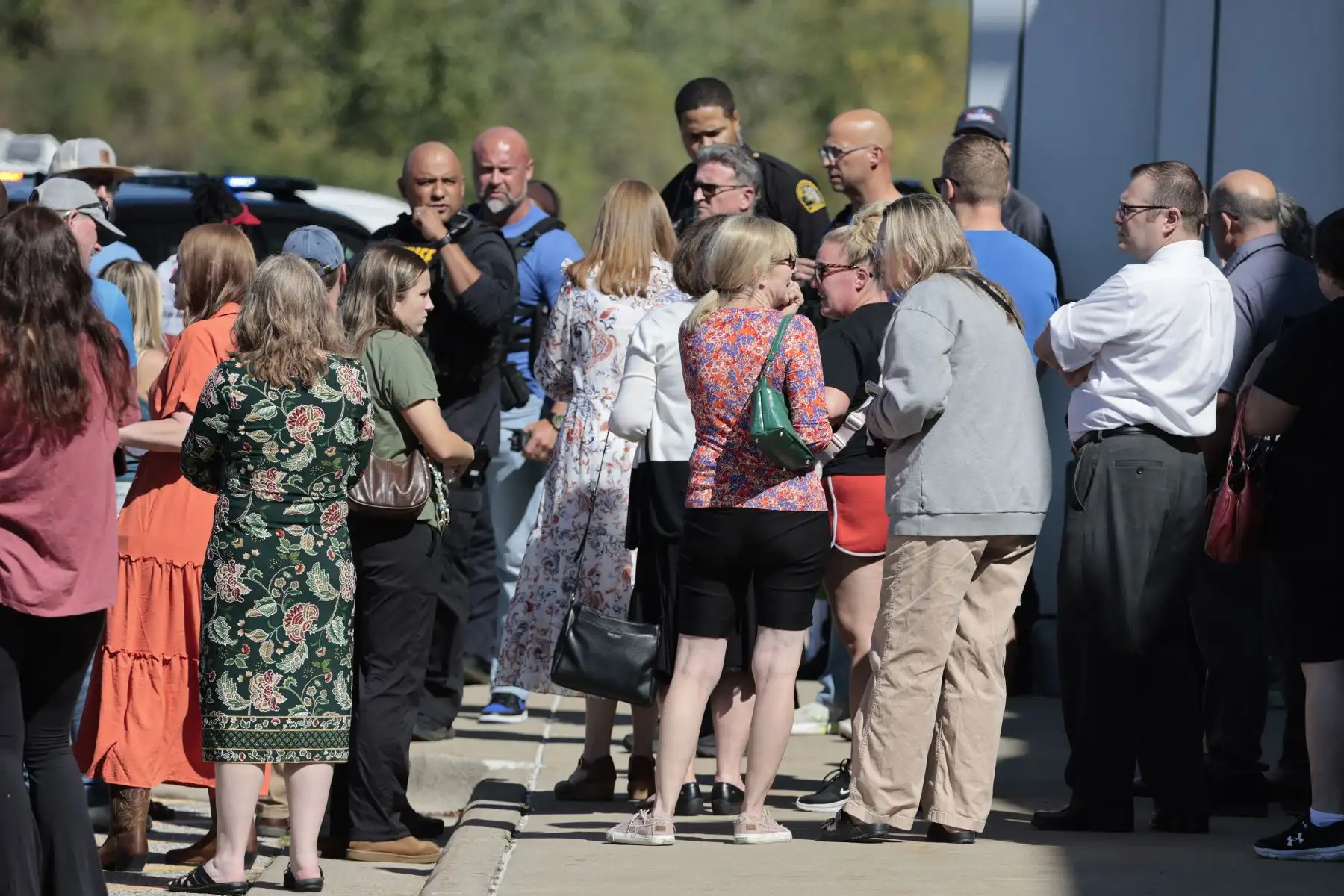 Personas reunidas cerca del lugar de un tiroteo en una iglesia en Grand Blanc, Michigan. Una persona murió y varias resultaron heridas el domingo después de que un tirador atacara una iglesia mormona en el estado estadounidense de Michigan, donde el edificio también fue incendiado.
Foto: AFP
