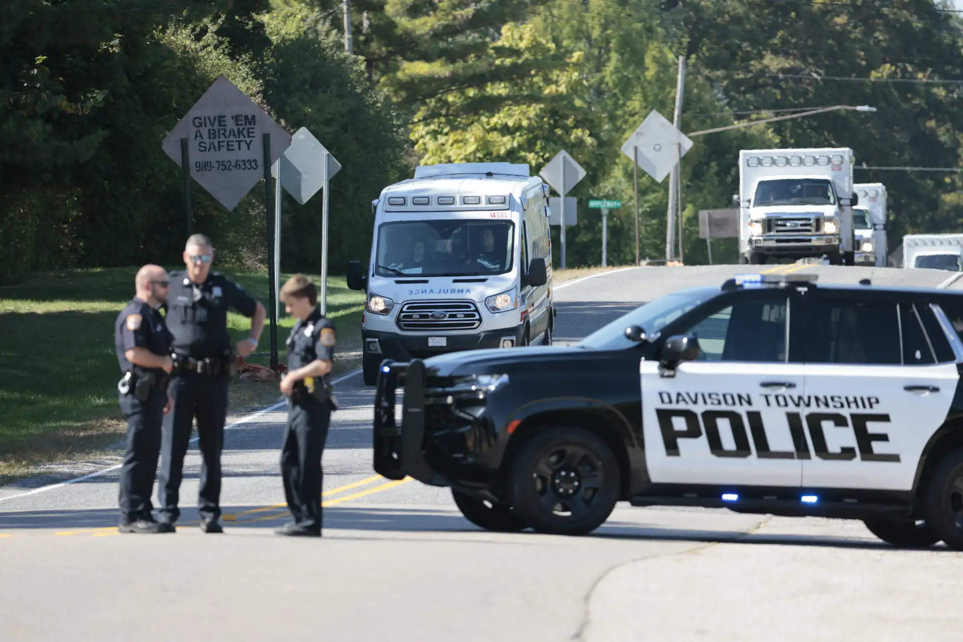 La policía y vehículos de emergencia acudieron cerca del lugar de un tiroteo en una iglesia en Grand Blanc, Michigan. Al menos dos personas murieron y varias resultaron heridas el domingo después de que un tirador atacara una iglesia mormona en Michigan, informaron las autoridades,
Foto: AFP