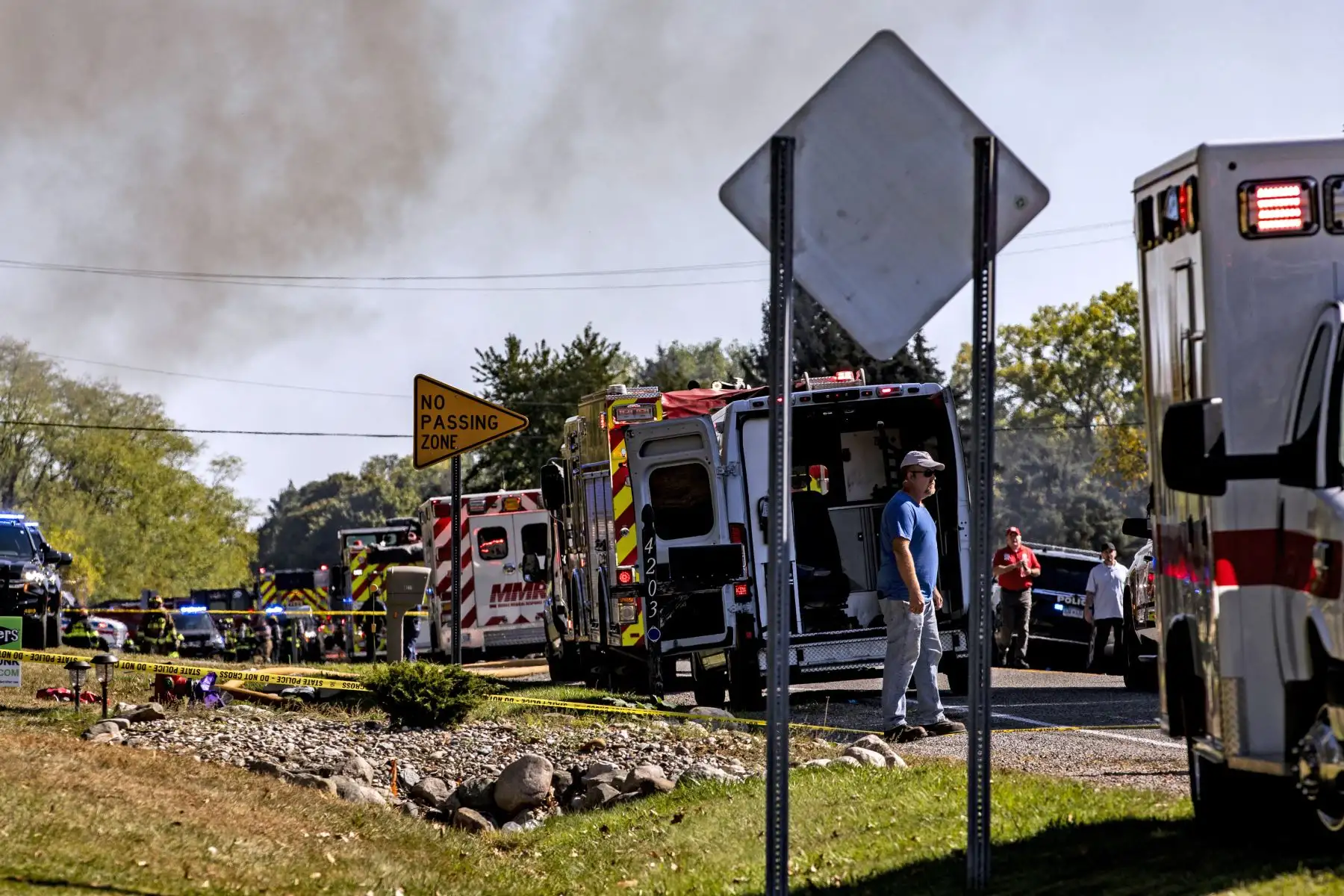Vecinos y otros miembros de la comunidad observan cómo los servicios de emergencia responden a un tiroteo e incendio en la Iglesia de Jesucristo de los Santos de los Últimos Días, en Grand Blanc, Michigan. 
Foto: AF9