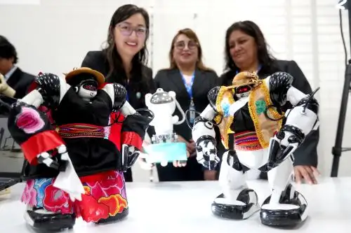 Estudiantes de Institutos de Excelencia presentan brazo robótico y robot educativo en feria de innovación