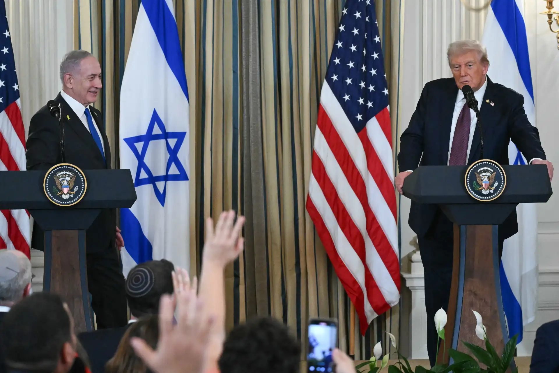 El presidente de Estados Unidos, Donald Trump, y el primer ministro israelí, Benjamin Netanyahu, participan en una conferencia de prensa conjunta en el Comedor de Estado de la Casa Blanca en Washington, DC.
Foto: AFP
