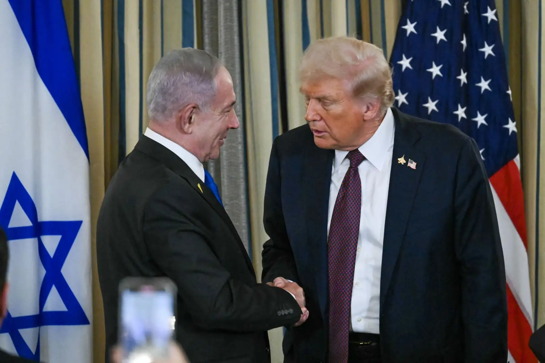 El presidente de Estados Unidos, Donald Trump, y el primer ministro israelí, Benjamin Netanyahu, participan en una conferencia de prensa conjunta en el Comedor de Estado de la Casa Blanca en Washington, DC.
Foto: AFP